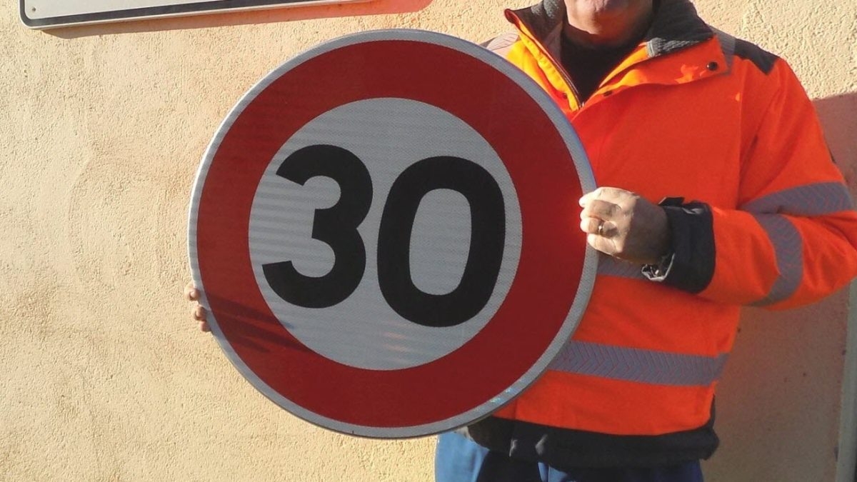 découvrez les enjeux de l'opposition à la vitesse limitée à 30 km/h en milieu urbain. analyse des arguments pour et contre cette mesure, impact sur la sécurité routière, et perspectives d'amélioration de la qualité de vie dans nos villes.