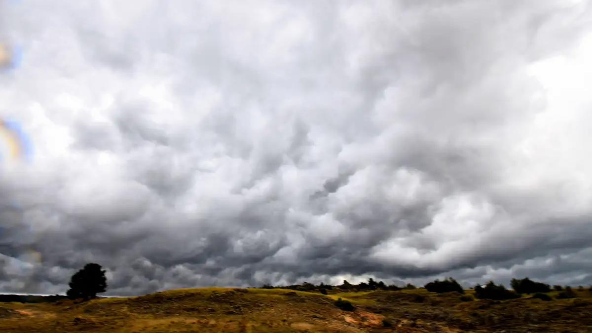 préparez-vous pour un samedi orageux en aveyron ! découvrez les prévisions météorologiques détaillées et les conseils pratiques pour faire face à l'orage dans cette belle région. restez informé et profitez de votre week-end en toute sécurité.