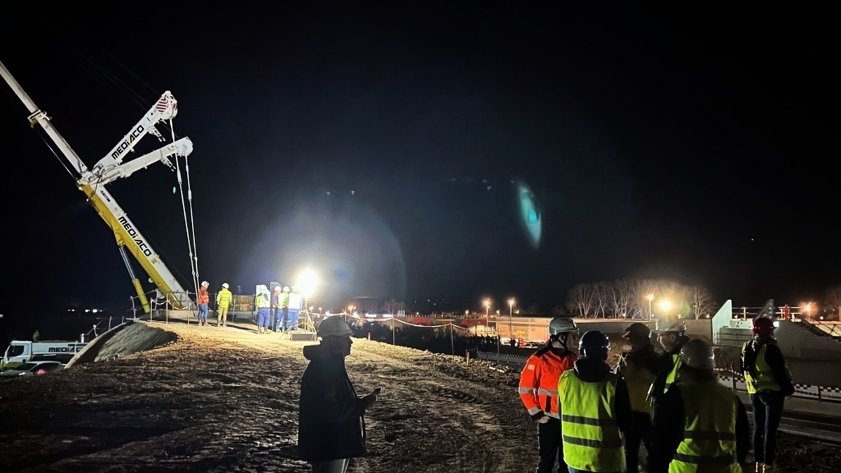découvrez la passerelle piétonne d'agde, un charmant espace dédié aux piétons offrant une vue imprenable sur la nature environnante et facilitant l'accès aux sites touristiques de la région. idéale pour une balade en famille ou un moment de détente.
