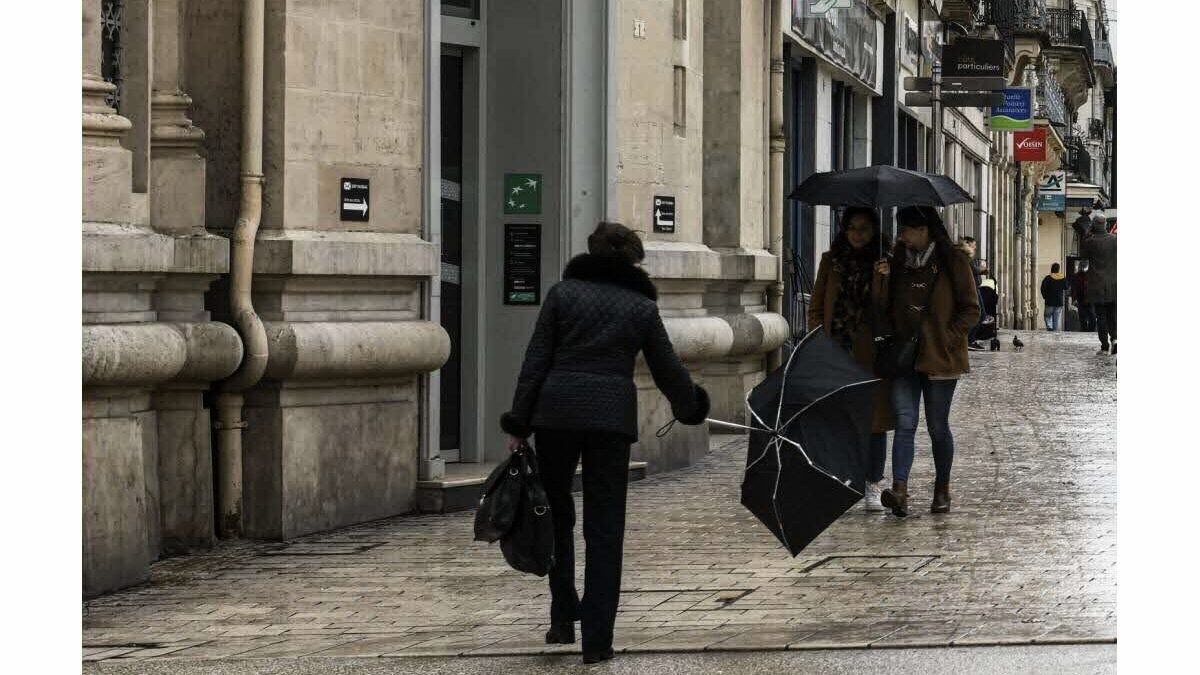 découvrez comment faire preuve de prudence face aux vents forts. informez-vous sur les mesures de sécurité à adopter et les conseils pratiques pour naviguer en toute sécurité lors des intempéries.