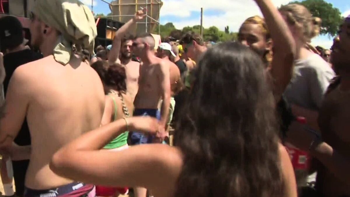 découvrez les détails captivants d'une rave-party interdite en lozère, entre musique électro et esprit libre. plongez dans l'univers underground au cœur de la nature préservée et explorez les enjeux liés à la légalisation des événements festifs.