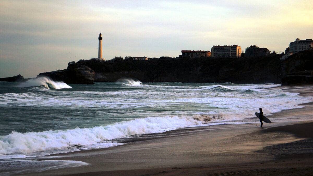 découvrez les meilleures opportunités pour pratiquer le kite surf à valras-plage. rejoignez notre communauté passionnée, explorez les spots de surf et profitez des conditions idéales pour une expérience inoubliable sur les vagues.