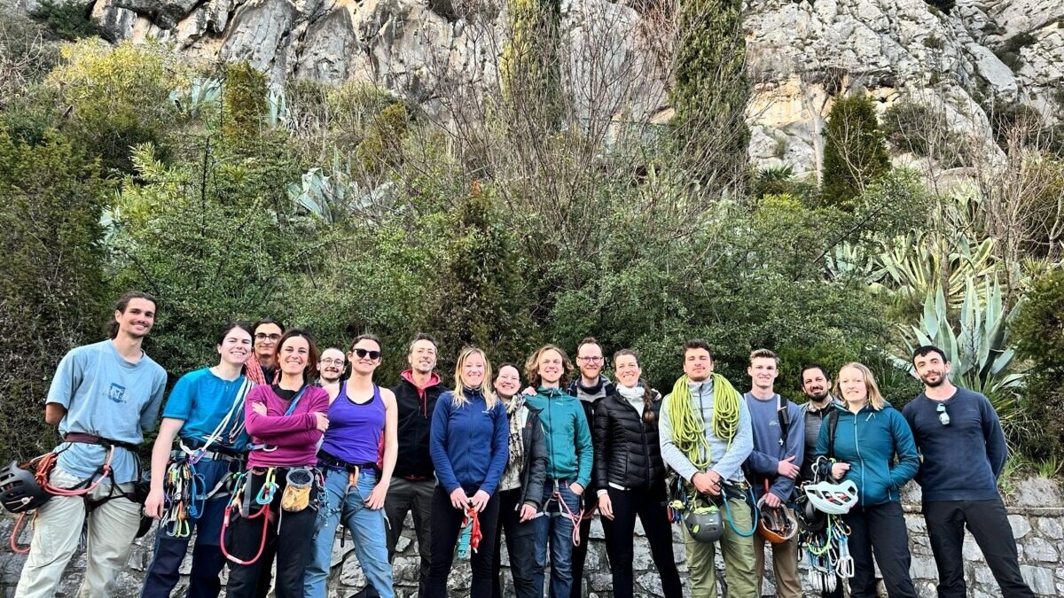 découvrez nos stages d'escalade dans l'hérault, adaptés à tous les niveaux. améliorez vos compétences techniques et profitez de paysages à couper le souffle tout en vivant une expérience sportive inoubliable.