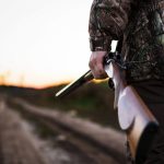 découvrez l'histoire poignante d'un tir accidentel entre un père et son fils, un récit qui aborde les défis émotionnels et les conséquences tragiques de la manipulation des armes à feu. plongez dans cette expérience dramatique et réflexion sur la responsabilité parentale et la sécurité.