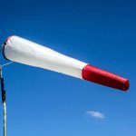 découvrez les conditions météorologiques extrêmes en aveyron avec des rafales de vent d'autan atteignant 110 km/h. renseignez-vous sur l'impact de ce phénomène climatique sur la région et les précautions à prendre.