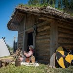découvrez l'authenticité du village camp viking, un lieu où l'histoire prend vie à travers des reconstitutions captivantes, des activités immersives et une plongée dans la culture nordique. parfait pour les familles et les passionnés d'histoire!