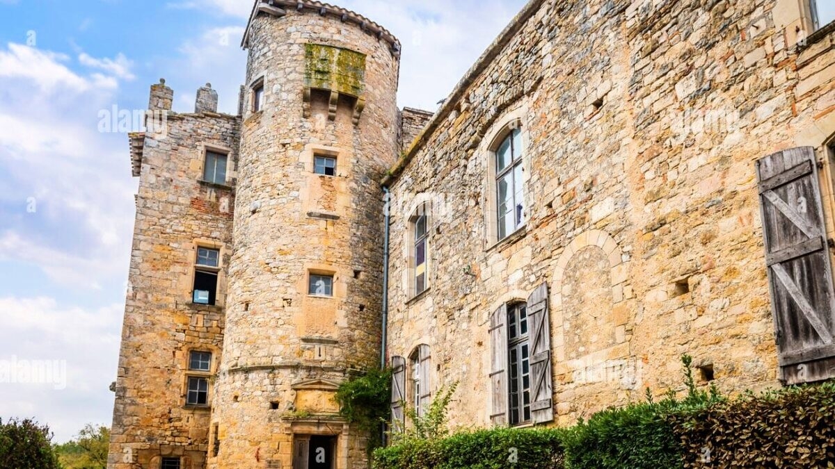 découvrez l'enchantement des villages médiévaux de l'aveyron, où l'histoire se mêle à la beauté des paysages. flânez dans des ruelles pittoresques, admirez l'architecture médiévale et plongez dans le patrimoine riche de cette région unique.