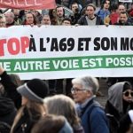 découvrez comment le ministre reste engagé malgré la suspension de l'a69, abordant les enjeux écologiques et sociaux d'un projet controversé. une analyse approfondie des décisions politiques et de leurs impacts.