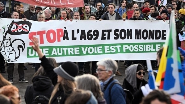 découvrez comment le ministre reste engagé malgré la suspension de l'a69, abordant les enjeux écologiques et sociaux d'un projet controversé. une analyse approfondie des décisions politiques et de leurs impacts.