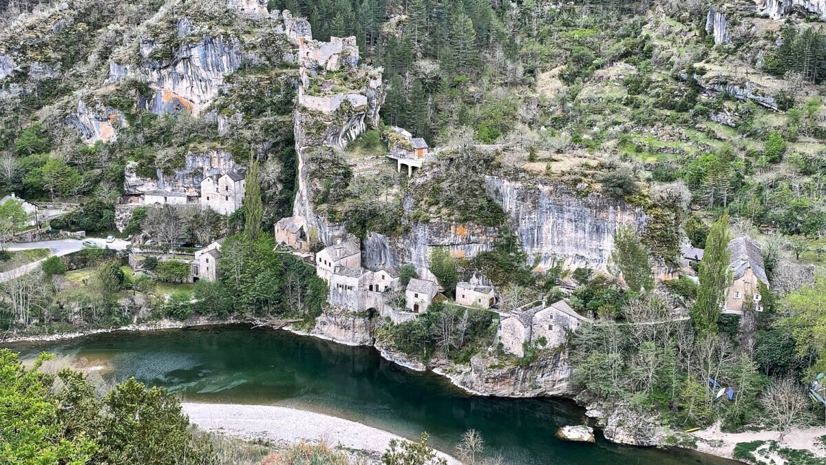 découvrez comment auzuech s'associe à millau pour participer au tarn valley trail, une aventure sportive aux paysages époustouflants. rejoignez-nous pour une expérience inoubliable au cœur de la nature.