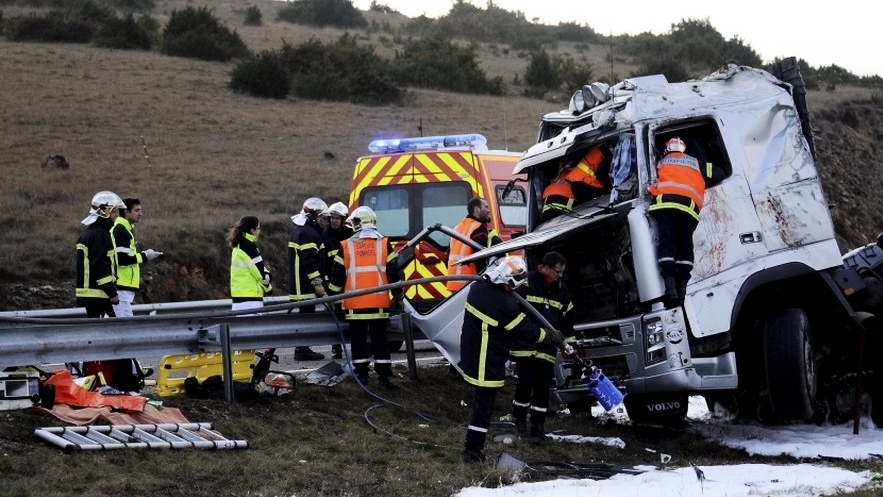 découvrez les détails de la collision impliquant un camion-citerne en aveyron. analyse des causes, témoignages et conséquences de cet accident tragique sur la route.