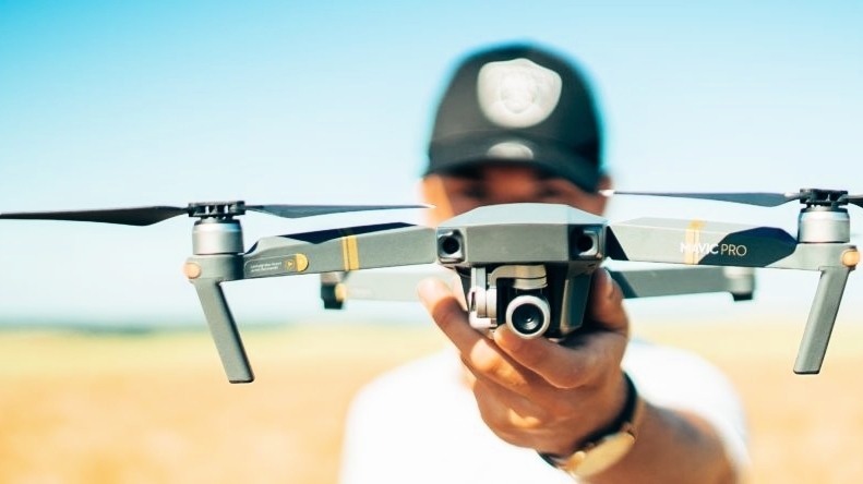 découvrez les magnifiques paysages du tarn capturés par un drone. plongez dans des vidéos époustouflantes qui mettent en valeur la beauté naturelle et le patrimoine culturel de la région. idéal pour les amoureux de la nature et les passionnés de photographie aérienne !