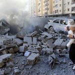 découvrez comment gérer l'anxiété de votre chien face aux bruits d'explosion. conseils et astuces pour apaiser votre compagnon à quatre pattes durant les moments d'inquiétude.