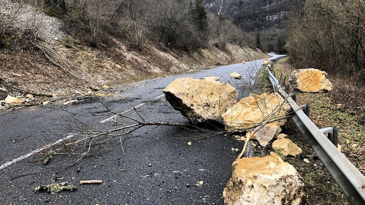 découvrez les informations essentielles sur la fermeture des routes en lozère. restez informé des conditions de circulation et des déviations mises en place pour assurer votre sécurité lors de vos trajets dans cette région magnifique.