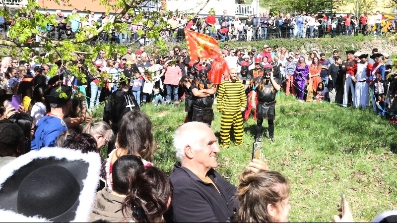 découvrez la fête des cornards, une célébration colorée et joyeuse dédiée à cette charmante tradition française. rejoignez-nous pour des animations, des spectacles, et des délices culinaires, le tout dans une ambiance festive et conviviale. ne manquez pas cet événement unique qui réunit petits et grands autour de rires et de bonne humeur!
