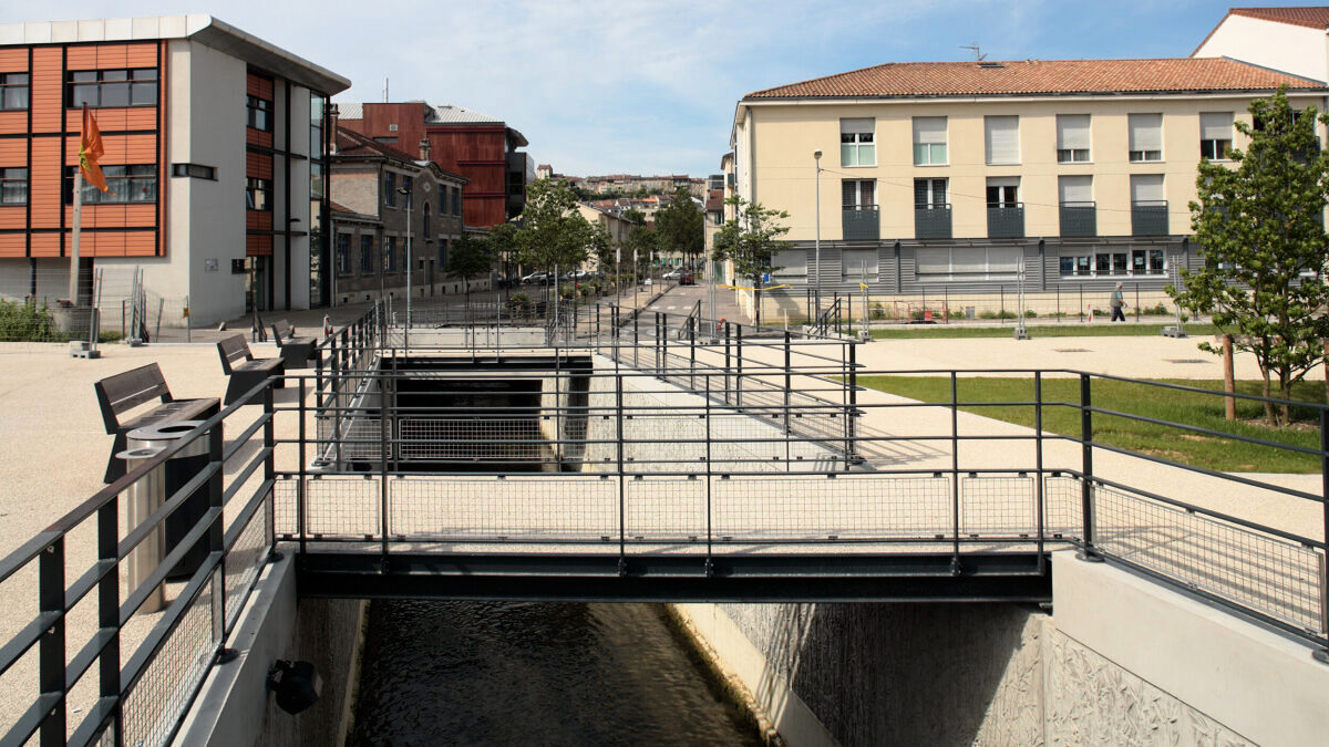 découvrez la gare multimodale d'albi, un hub de transport moderne et connecté qui facilite vos déplacements en toute sérénité. profitez d'interconnexions entre train, bus et autres moyens de transport pour explorer la belle région d'occitanie.
