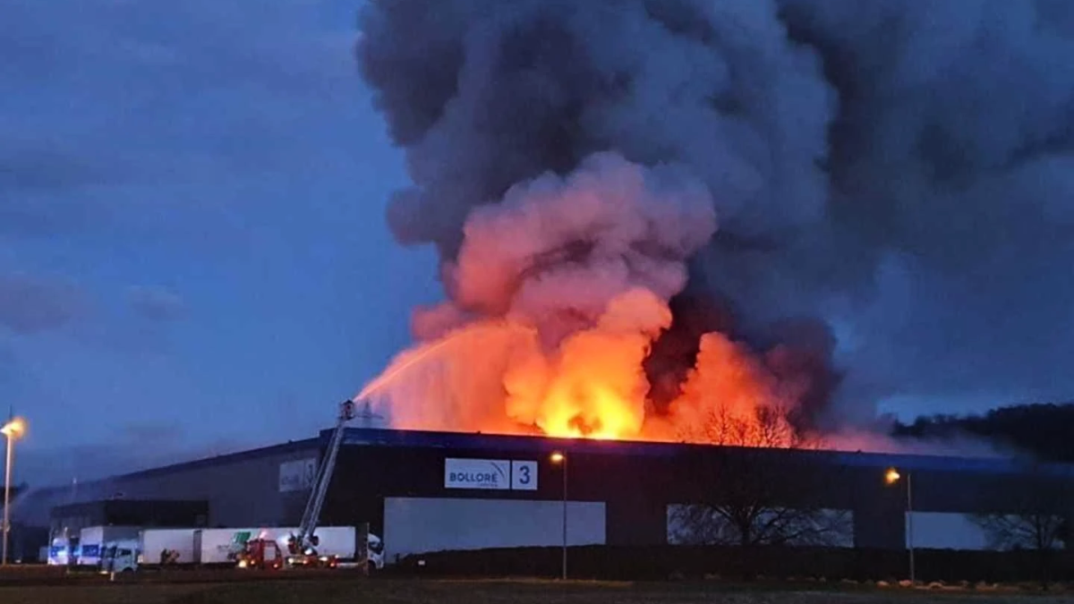 une enquête sur l'incendie des batteries en aveyron : découvrez les causes, les conséquences et les mesures de sécurité à prendre face à ce type de sinistre.
