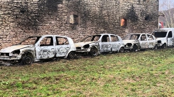 découvrez les dernières informations sur l'incendie de voitures survenu à rodez. cet événement exceptionnel a suscité une vive inquiétude parmi les habitants. restez informé des détails et des mesures prises par les autorités.