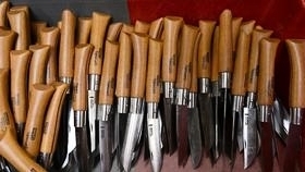 découvrez comment laguiole obtient son certificat d'indication géographique, une reconnaissance qui valorise son savoir-faire artisanal et préserve l'authenticité de ses produits. plongez dans l'univers de la coutellerie française !