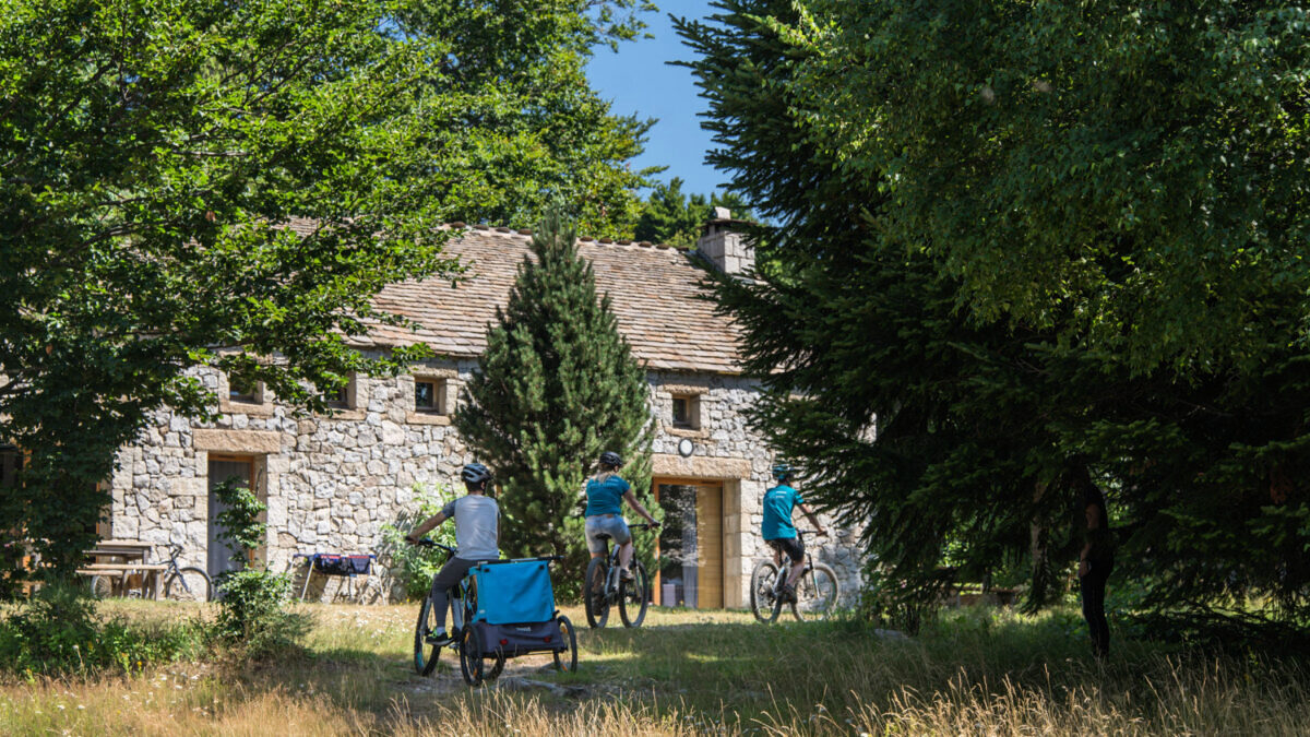 découvrez le mas de la barque rénové, un havre de paix alliant charme traditionnel et confort moderne. profitez d'un séjour unique au cœur de la nature, avec des équipements de qualité et une ambiance chaleureuse.