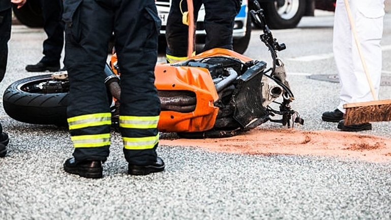 un motard a été blessé dans un accident survenu à agde. les secours sont rapidement intervenus pour évacuer la victime vers un hôpital. découvrez les détails de cet incident et les circonstances qui l'entourent.