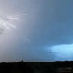 découvrez les orages spectaculaires de l'aveyron, un phénomène naturel captivant qui transforme le paysage et offre des scènes époustouflantes. apprenez à reconnaître les signaux annonçant ces tempêtes et explorez les impacts qu'elles ont sur la région.