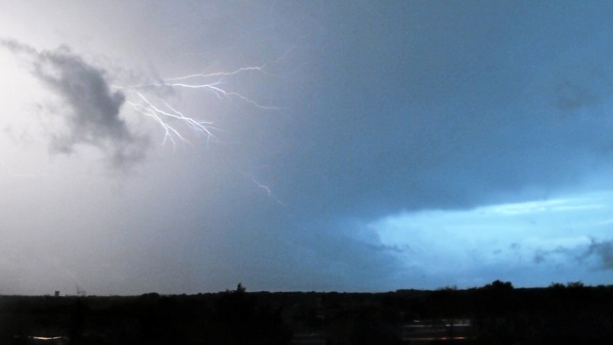 découvrez les orages spectaculaires de l'aveyron, un phénomène naturel captivant qui transforme le paysage et offre des scènes époustouflantes. apprenez à reconnaître les signaux annonçant ces tempêtes et explorez les impacts qu'elles ont sur la région.