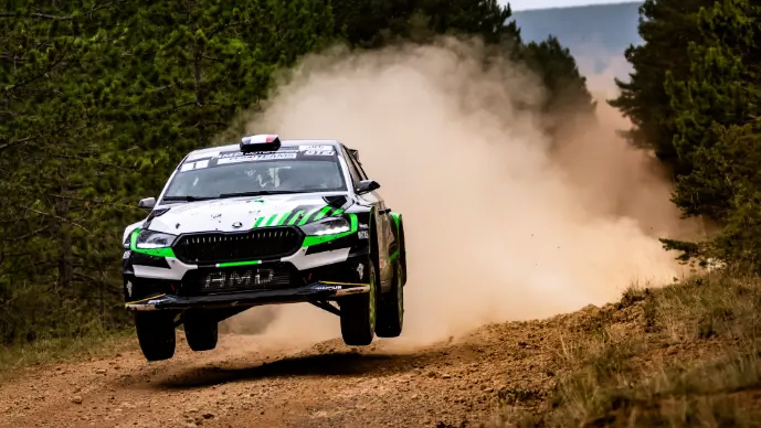 découvrez le rallye lozère 2025, un événement palpitant où passionnés de sports mécaniques et amateurs de paysages époustouflants se rencontrent. rejoignez-nous pour une aventure inoubliable à travers les routes magnifiques de la lozère, alliant vitesse, technique et convivialité.