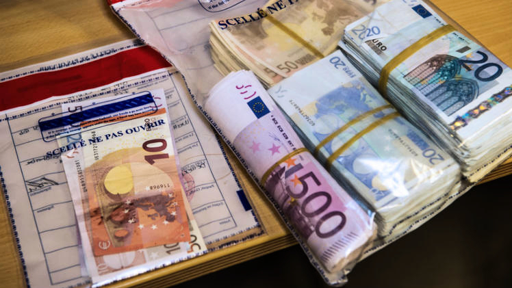 découvrez les détails captivants du démantèlement d'un vaste réseau de drogue, une opération qui met en lumière les efforts de la police pour lutter contre le trafic de stupéfiants et protéger la société.