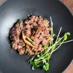 découvrez le tartare de bœuf pesant 43,880 kg, un record impressionnant qui émerveille les gastronomes ! plongez dans l'univers de cette spécialité culinaire savoureuse, mêlant qualité et tradition. un exploit à goûter et à partager.