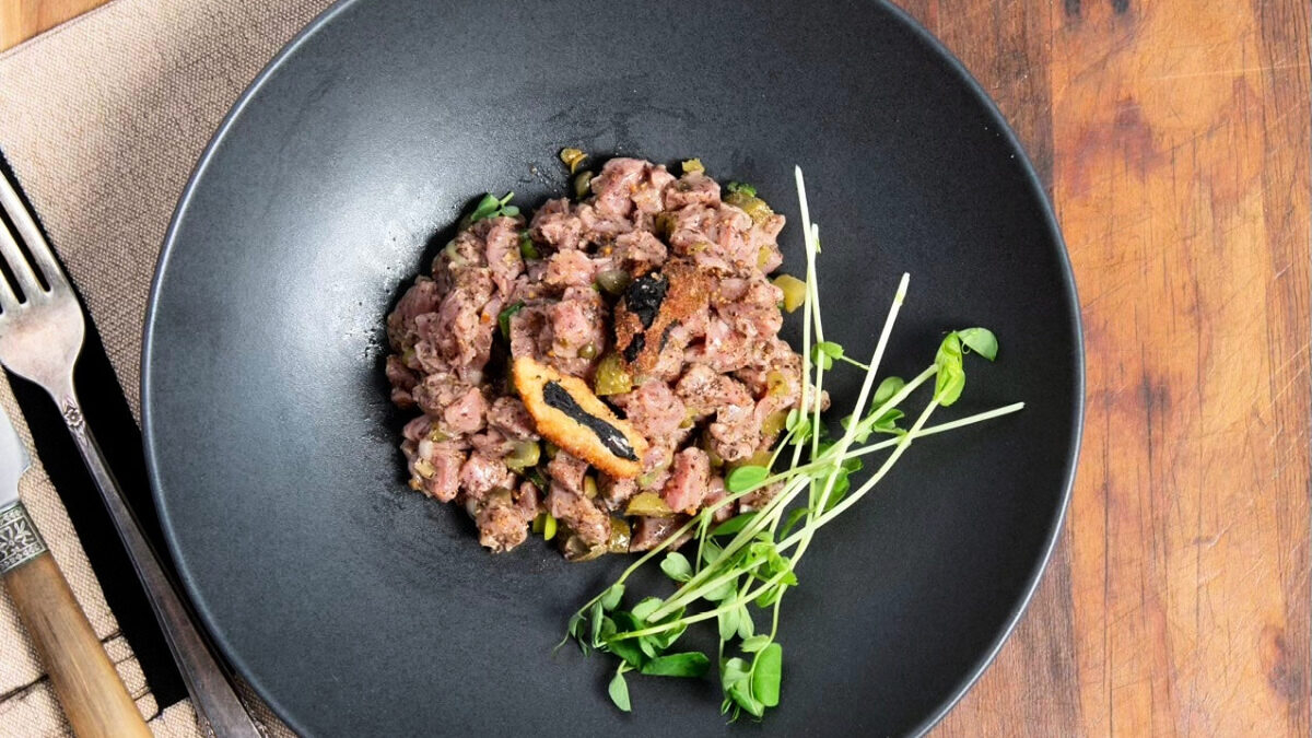 découvrez le tartare de bœuf pesant 43,880 kg, un record impressionnant qui émerveille les gastronomes ! plongez dans l'univers de cette spécialité culinaire savoureuse, mêlant qualité et tradition. un exploit à goûter et à partager.