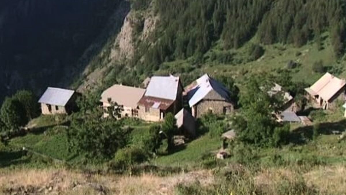 découvrez le charme d'un village isolé en aveyron, où la nature préservée, l'authenticité et la tranquillité s'entremêlent pour offrir une escapade idyllique. évadez-vous et profitez d'un cadre pittoresque loin du tumulte urbain.