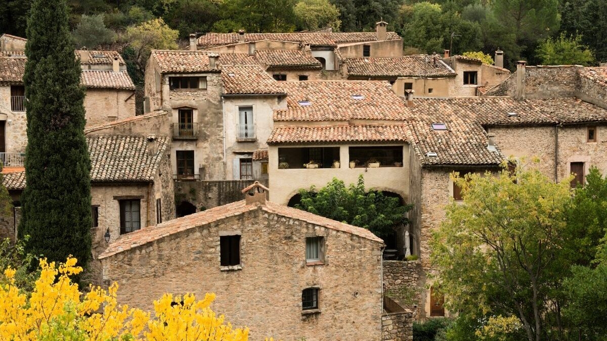 découvrez un village magnifique dans l'hérault, où l'architecture médiévale rencontre une nature préservée. promenez-vous dans des ruelles pittoresques, admirez des paysages à couper le souffle et plongez dans l'authenticité du sud de la france. un lieu idéal pour des vacances ressourçantes et enrichissantes.