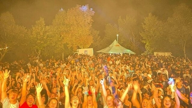 découvrez l'ultime expérience de rave party dans un village pittoresque du tarn. joignez-vous à nous pour une nuit inoubliable de musique, de danse et de convivialité au cœur de la nature. ne manquez pas cette célébration unique de la culture underground !