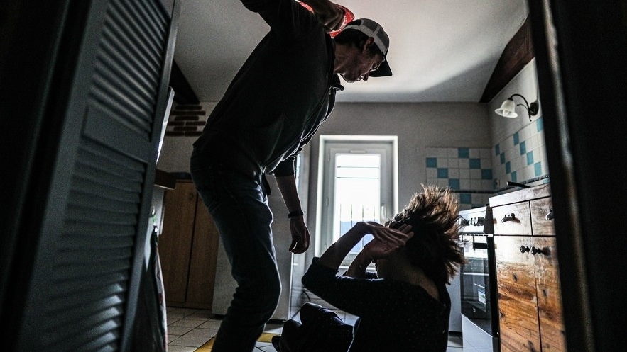 découvrez les ressources et l'aide disponibles pour lutter contre les violences conjugales en aveyron. informez-vous sur les moyens de protection, les services d'assistance et les initiatives locales visant à sensibiliser et prévenir ces problématiques.