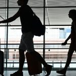 découvrez la magie d'occitanie avec des voyageurs s'envolant d'un aéroport ensoleillé, prêts à explorer les merveilles du sud de la france. profitez de paysages époustouflants, d'une culture riche et d'une gastronomie savoureuse.