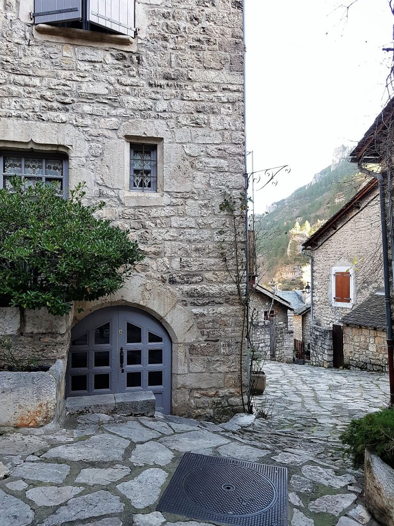 découvrez la cité médiévale de l'aveyron, un voyage dans le temps à travers des ruelles pavées, des remparts anciens et un patrimoine exceptionnel au cœur de la région occitanie.
