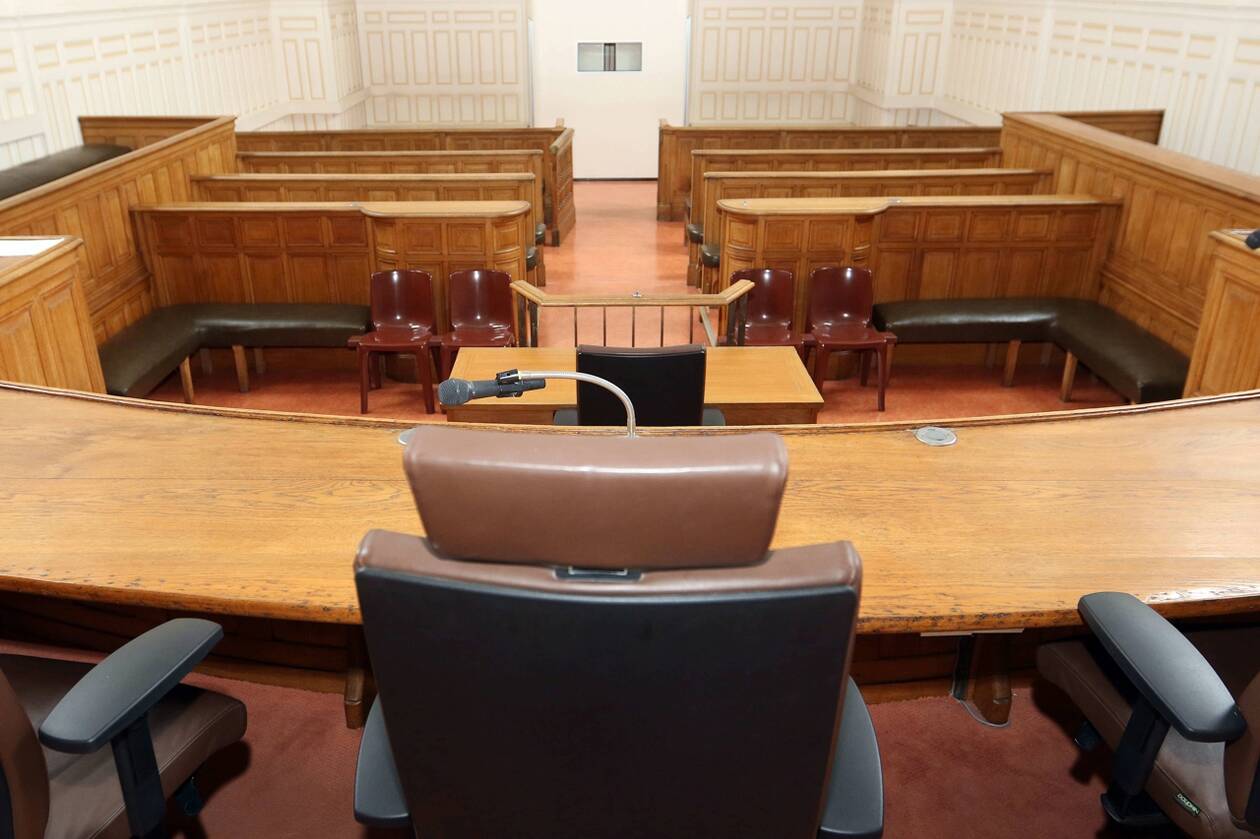 un éducateur a été suspendu de ses fonctions à la suite d'une condamnation pour détention de pédopornographie. découvrez les détails de l'affaire et les réactions de l'établissement concerné.