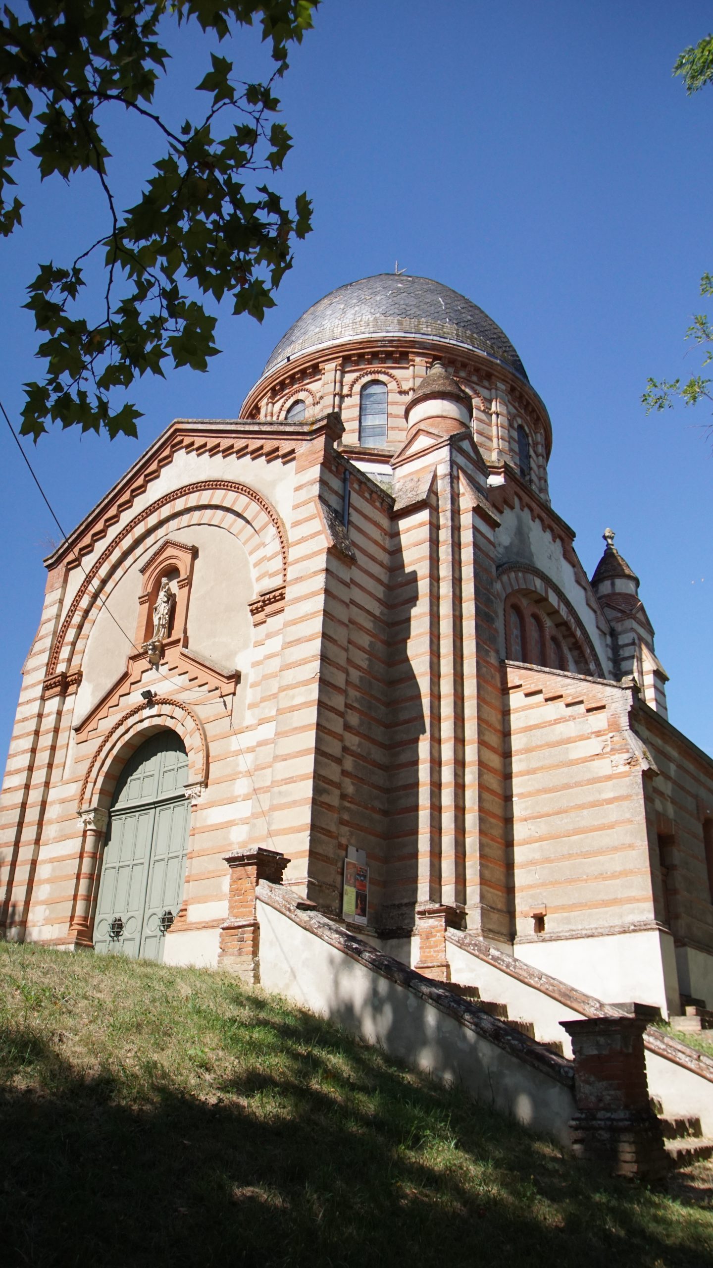 découvrez l’église notre-dame de lapeyrouse, un bijou du patrimoine local alliant histoire, architecture et spiritualité, niché au cœur d’un charmant village français. visitez ce lieu emblématique et plongez dans son atmosphère paisible.