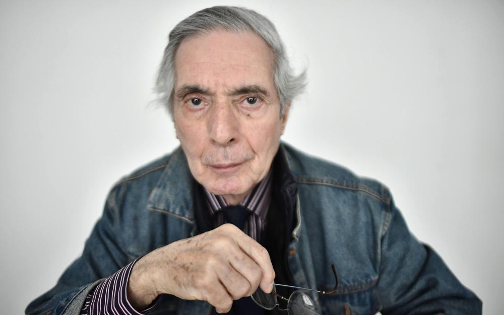 découvrez le parcours de jean delmas, archiviste passionné et gardien de la mémoire collective, dont le travail a marqué l'histoire de la conservation des archives en france.