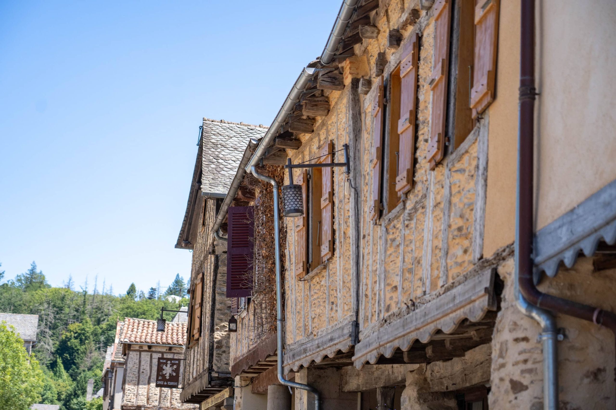 découvrez les merveilles architecturales de l'aveyron : châteaux médiévaux, villages authentiques et monuments historiques, pour un voyage fascinant au cœur du patrimoine.