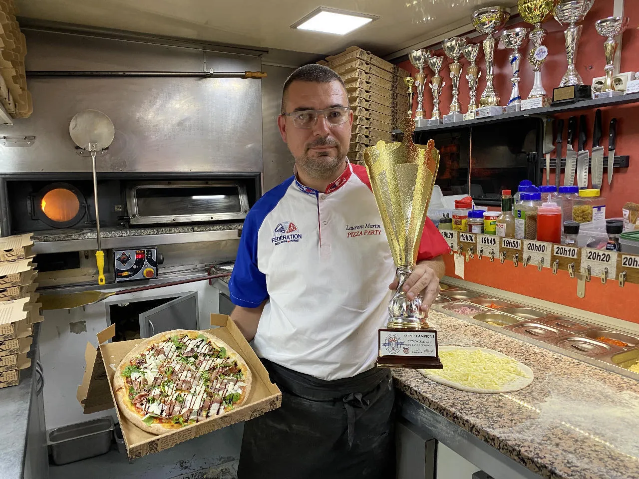 découvrez la passion des pizzaïolos en lozère lors d'une compétition unique mettant à l'honneur le savoir-faire et la créativité des artisans de la pizza. ambiance conviviale et talents locaux au rendez-vous !