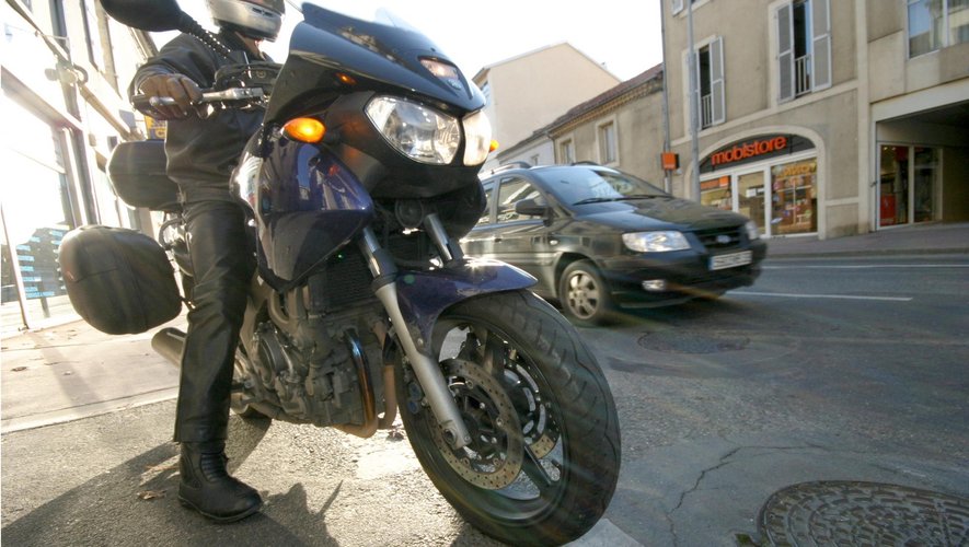 un grave accident entre une moto et une voiture s'est produit en aveyron. un adolescent de 16 ans a été grièvement blessé lors de la collision. les secours sont rapidement intervenus sur les lieux.