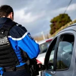 découvrez l'histoire captivante d'un chauffard en fuite, poursuivi par les forces de l'ordre. suspense, tension et rebondissements garantis dans ce récit palpitant de course-poursuite.