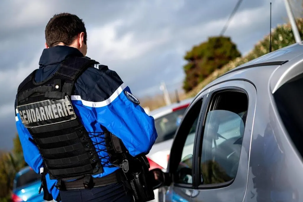 découvrez l'histoire captivante d'un chauffard en fuite, poursuivi par les forces de l'ordre. suspense, tension et rebondissements garantis dans ce récit palpitant de course-poursuite.
