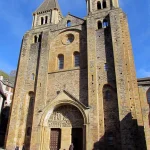 découvrez conques, joyau sacré niché au cœur de l’aveyron, célèbre pour son patrimoine exceptionnel, son abbatiale romane et ses trésors d’art religieux. un lieu incontournable pour les amateurs de culture et de spiritualité.