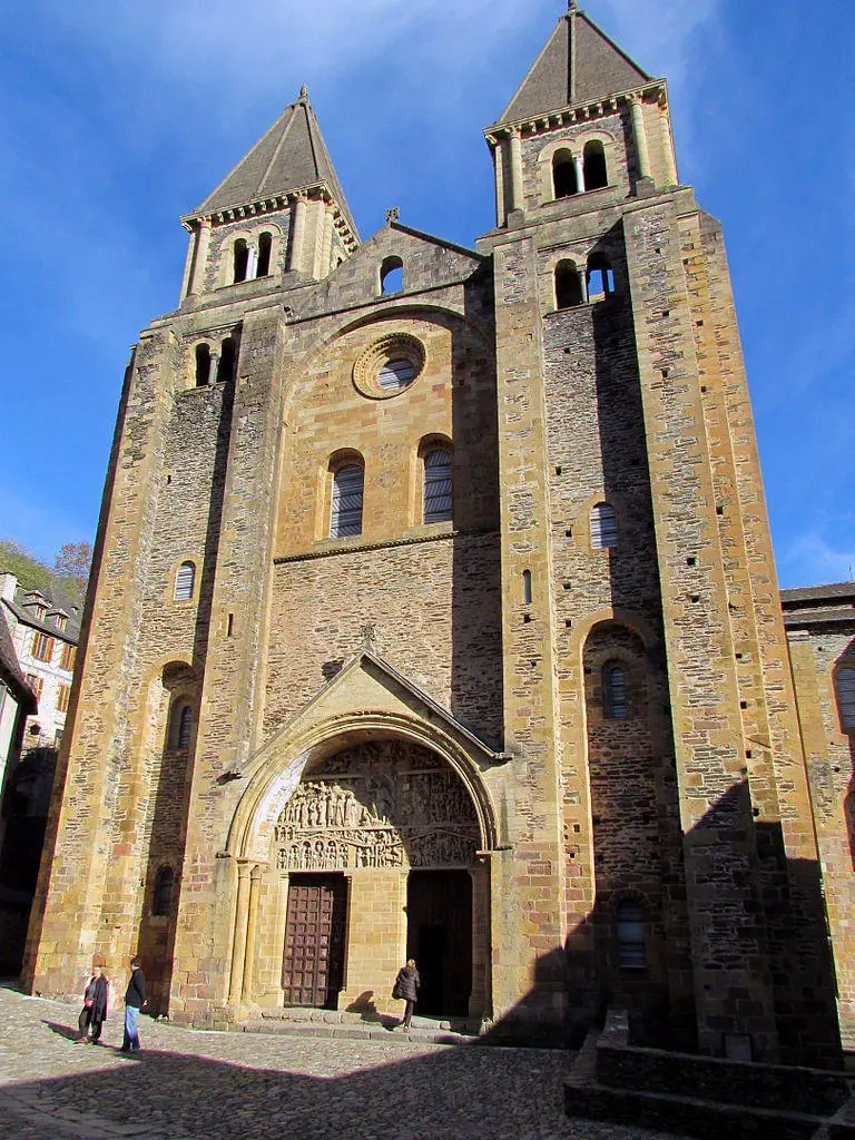 découvrez conques, joyau sacré niché au cœur de l’aveyron, célèbre pour son patrimoine exceptionnel, son abbatiale romane et ses trésors d’art religieux. un lieu incontournable pour les amateurs de culture et de spiritualité.
