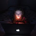 participez au débat sur les risques du temps d'écran chez les enfants en lozère : enjeux pour leur santé, conseils pour les parents et échange avec des experts locaux.