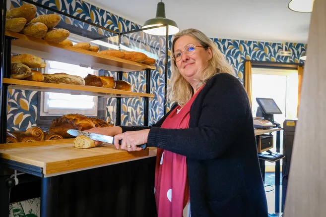 découvrez comment la gendarmerie de l'aveyron a surpris un individu en flagrant délit dans une boulangerie. détails de l'intervention, réactions et conséquences de cette arrestation surprenante.