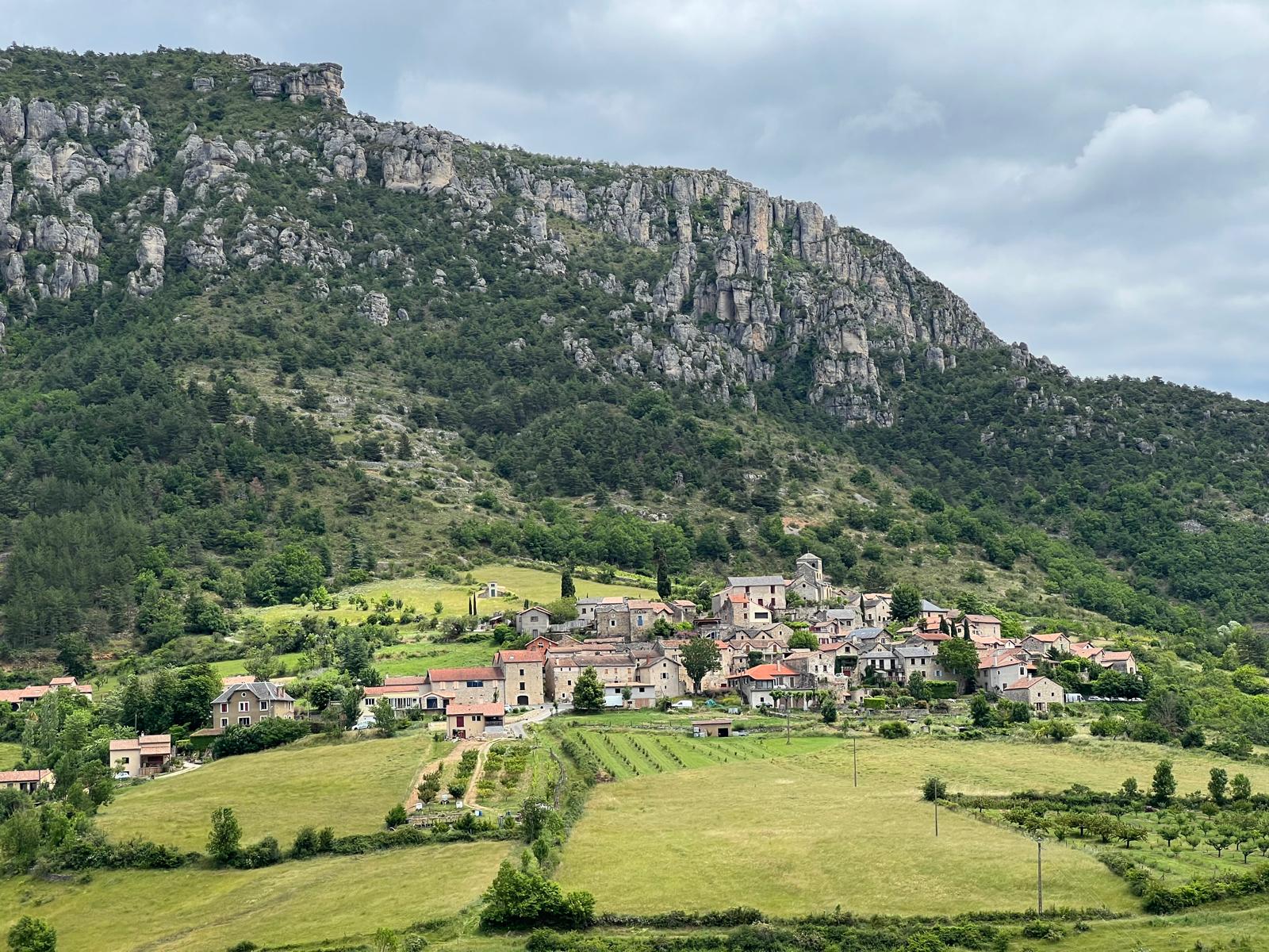 découvrez les joyaux de l'aveyron : sites naturels, villages pittoresques, monuments historiques et trésors cachés au cœur de cette région authentique du sud-ouest de la france.